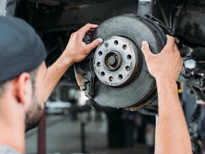 Dává smysl, pokud automechanik v současné době změní práci? I o tom vypovídá prosincový Index práce Portálu řidiče