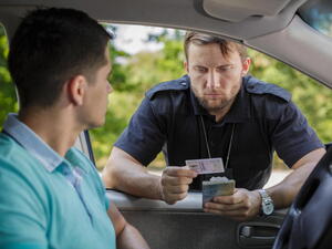 Zatímco v Česku už řidičák fyzicky vozit nemusíte, v zahraničí tahle povinnost stále platí