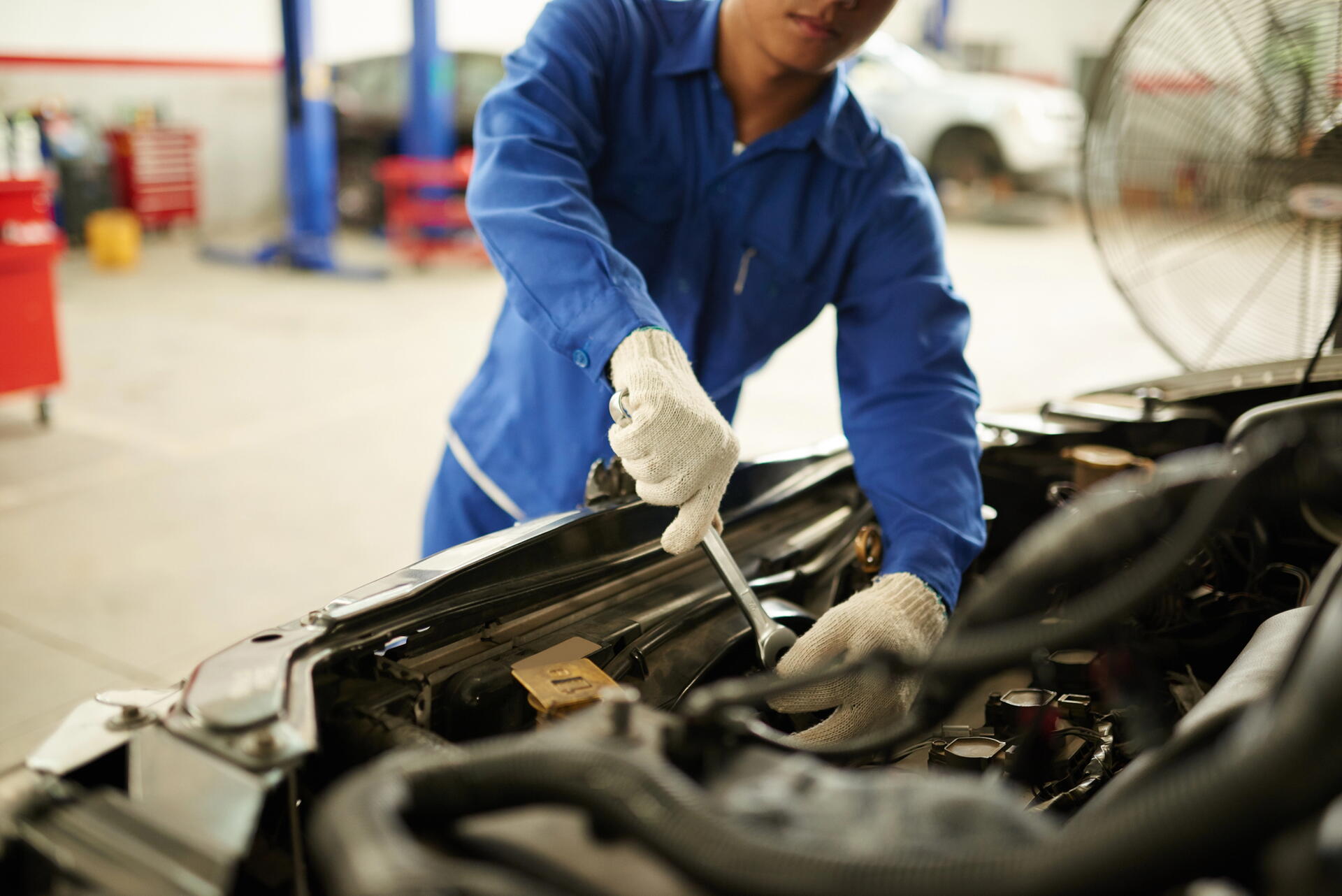 Jak vysoký plat má automechanik a co dělat, když platové podmínky u inzerátu chybí?