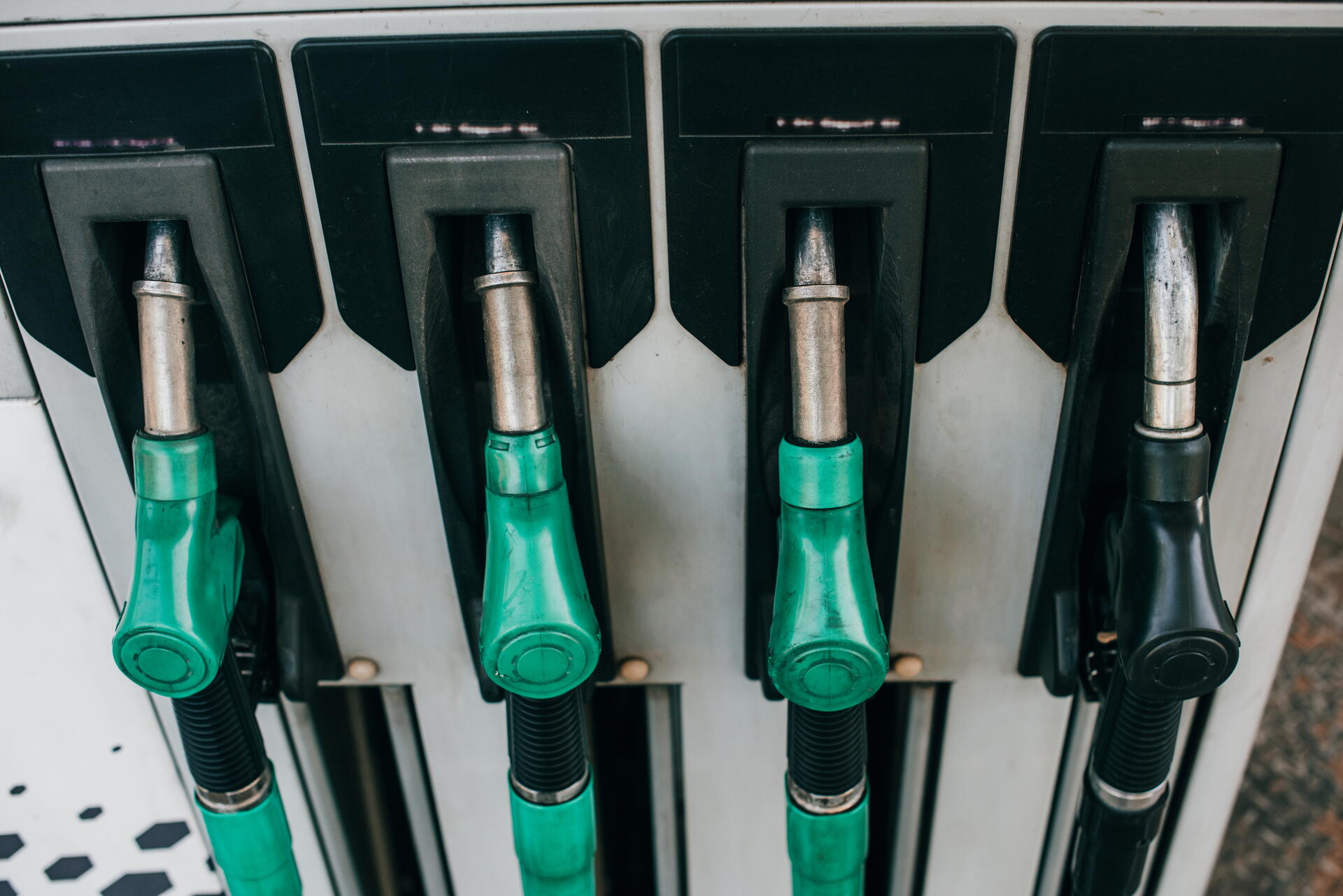 Kde koupit benzín a naftu bez biosložky?