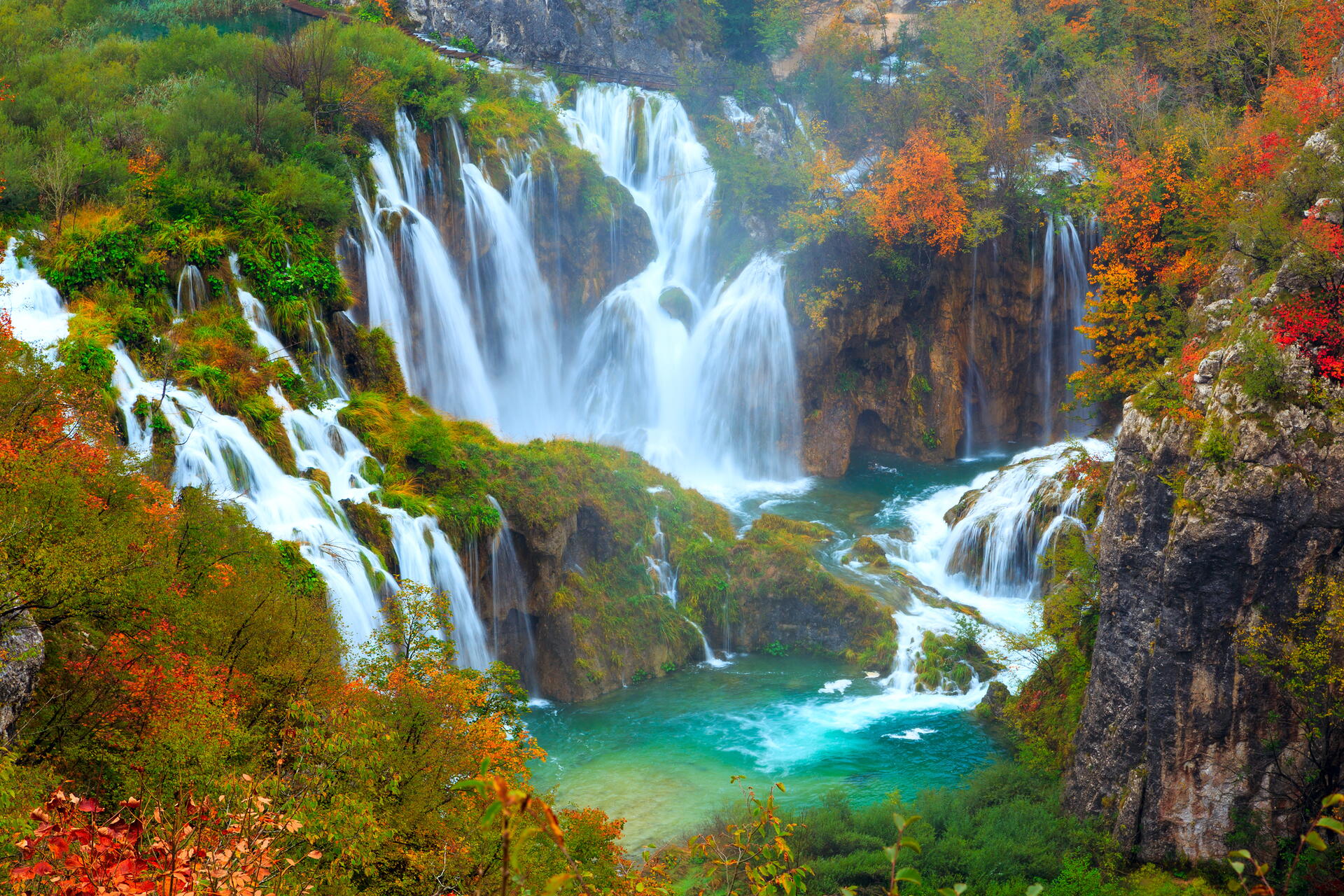 Plitvická jezera: Průvodce nejstarším národním parkem v Chorvatsku