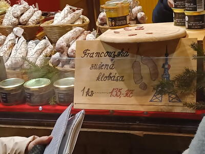 Ochutnat můžete i francouzskou klobásu