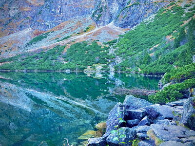 Pohled na jezero při východu slunce