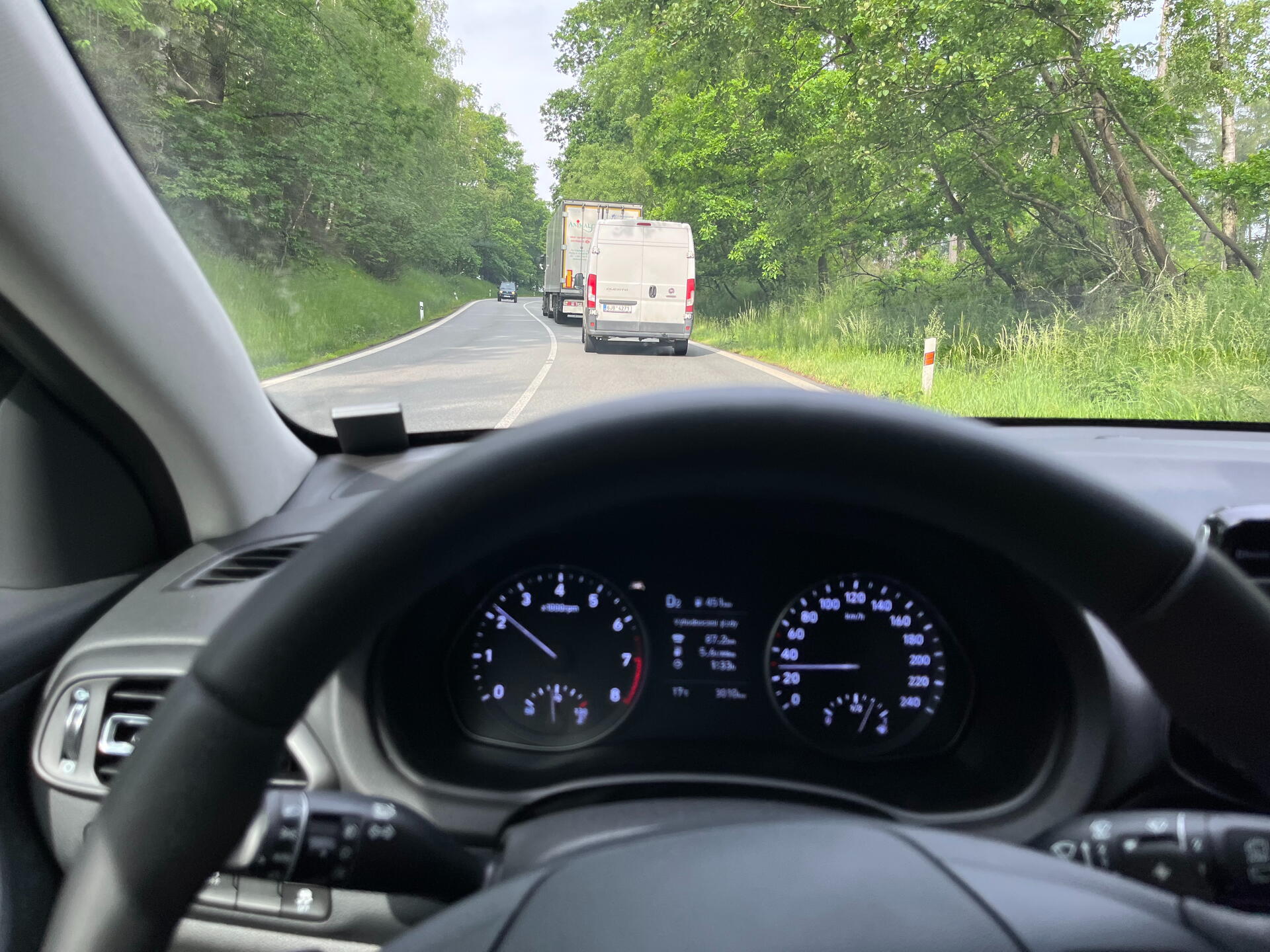 Realita velké části českých silnic – většinu času se prostě plazíte za kamionem