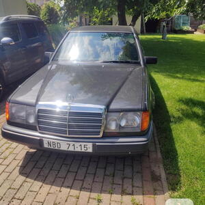 Mercedes-Benz 124 limuzína 230e rok 1987 automat